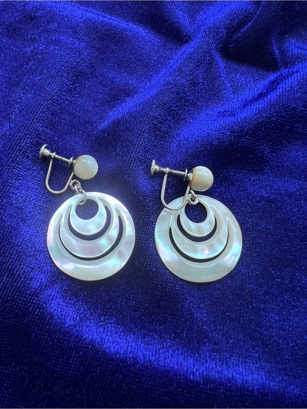 Mother of Pearl Circular Drop screwback  clip- White and silver.